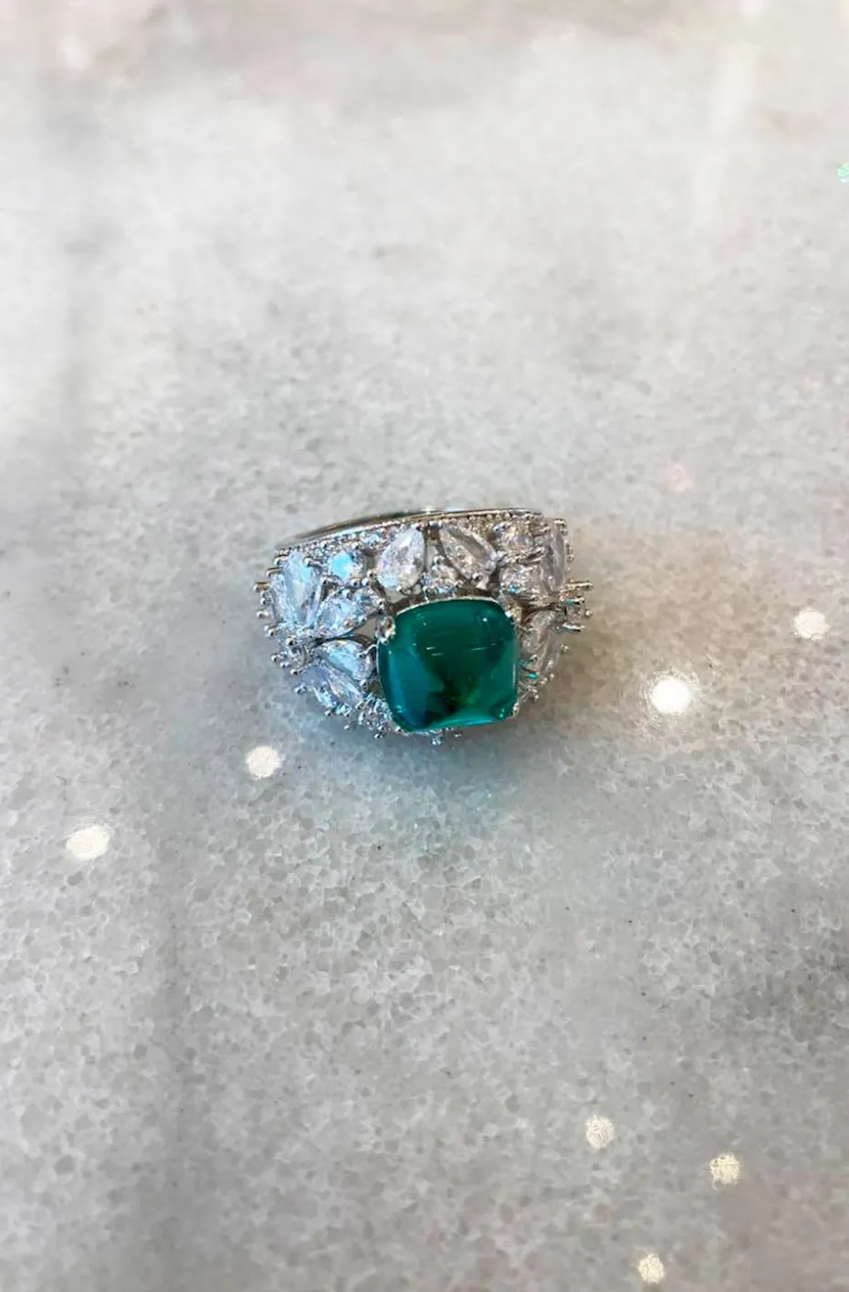 ANILLO JOYA CIRCONITAS Y CRISTAL ESMERALDA