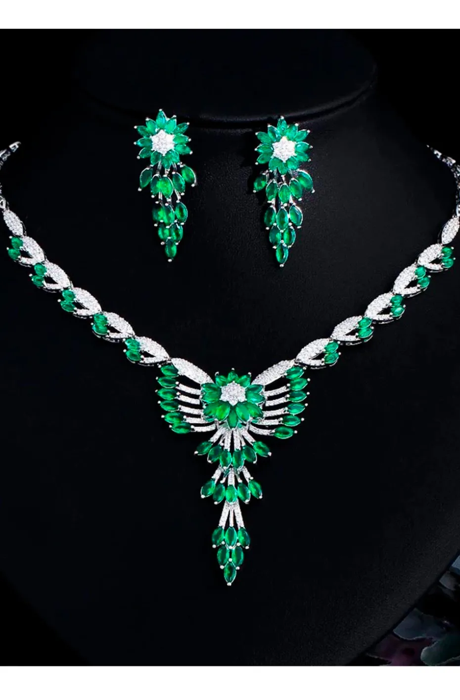 COLLAR ESTILO VINTAGE VERDE ESMERALDA