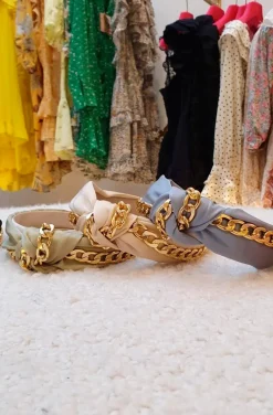 DIADEMA MOSTAZA CON CADENA DORADA