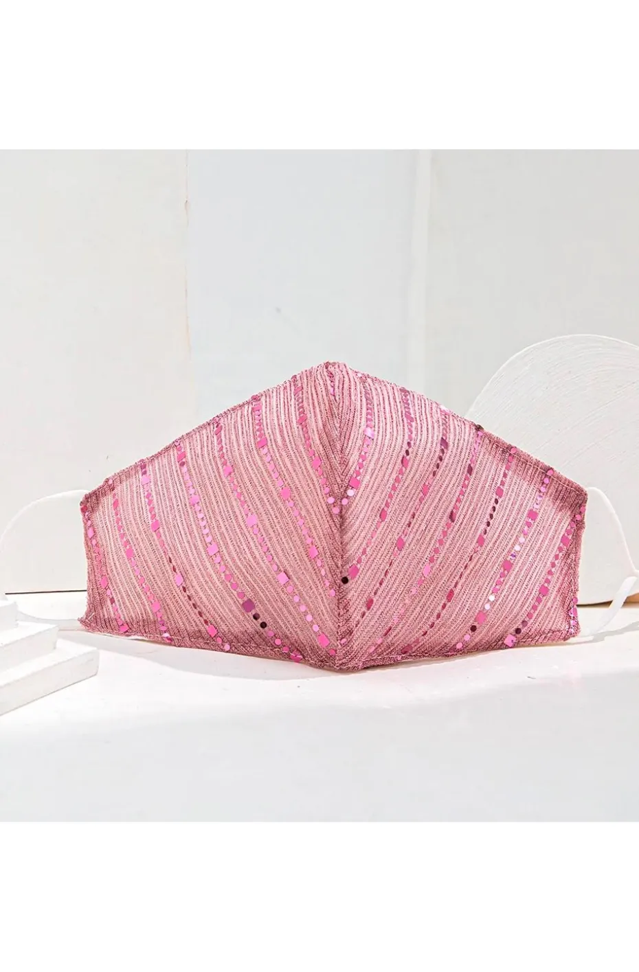 MASCARILLA ROSA DETALLES DORADOS