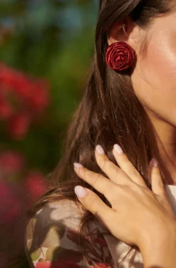 PENDIENTES ROSAS ROJO GRANATE