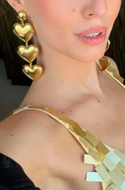PENDIENTES FILA DE CORAZONES DORADOS