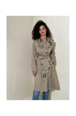 TRENCH CON DETALLES JOYA
