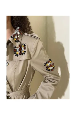 TRENCH CON DETALLES JOYA