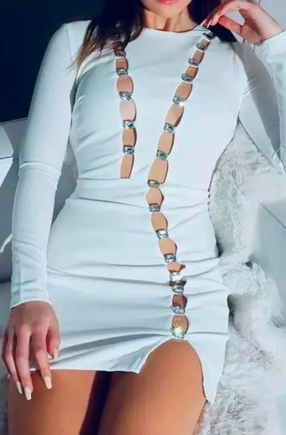 VESTIDO CUT OUT CON DETALLE DE CRISTALES