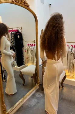 VESTIDO GRAN ESCOTE EN LA ESPADA BLANCO ROTO
