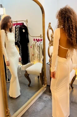 VESTIDO GRAN ESCOTE EN LA ESPADA BLANCO ROTO